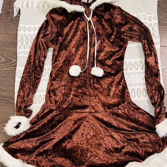 Eskimo Women’s Halloween Costume - Picture 4 of 7